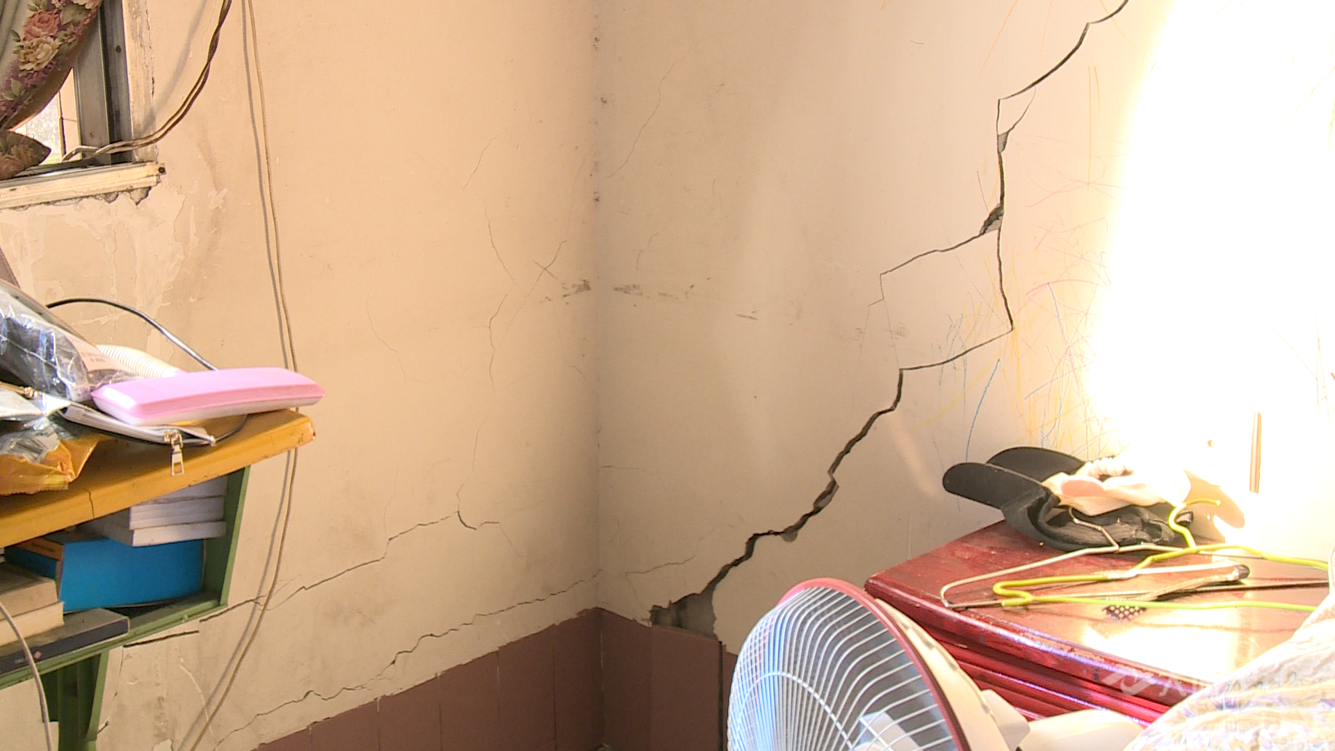 墙壁砖脱落什么原因(墙面砖脱落是什么原因) 墙壁砖脱落什么原因(墙面砖脱落是什么原因)